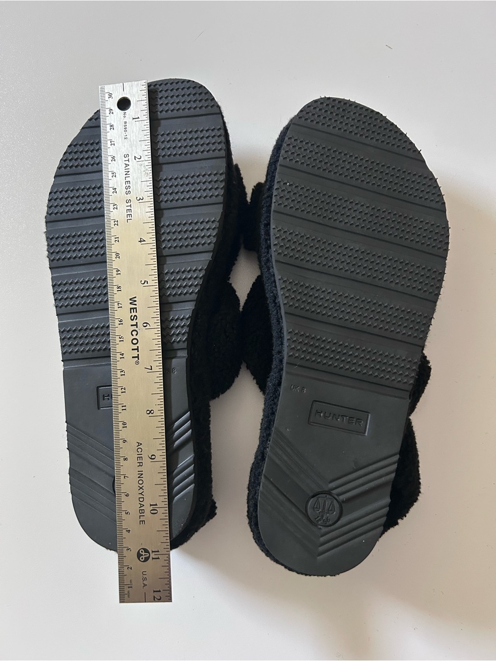HUNTER - Black Fuzzy Strap Sandals - Size 10 - Picture 9 of 9